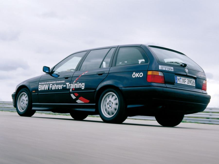  BMW 328i Touring 1995 года  (фото 1 из 2)